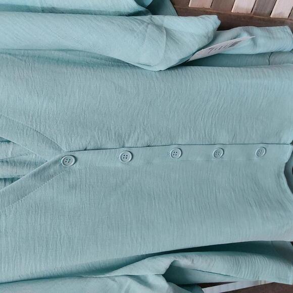 Elegant Loose Fit V-Neck Button-Up Blouse | 89th & Madison | M - Picture 4 of 9